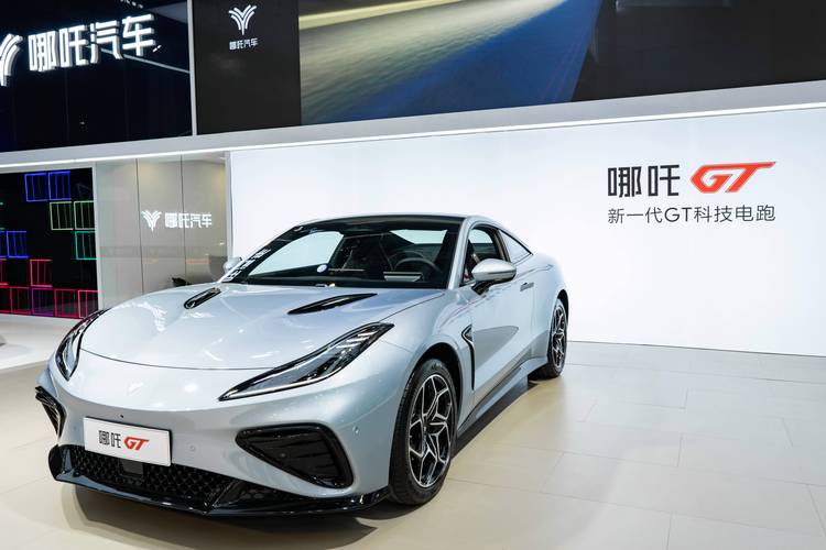 佛山80哪吒汽车在智能汽车领域的表现，领途汽车在新能源汽车市场中的影响力